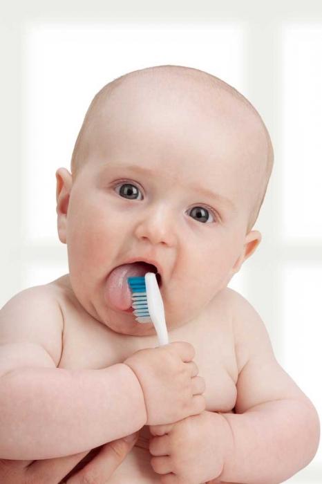 Kada pirmas dantis atsiranda vaiku? Simptomai ir pagalba kūdikiui