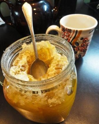 Produktas, supakuotas su bitėmis. Kaip valgyti medus su medus?