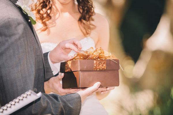 Kaip padaryti savo rankomis vestuves pinigų dovaną?